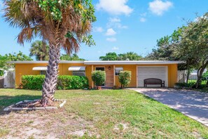 Interior - Beach & Resort Access - Pets, Games & Fire Pit (Cocoa Beach)