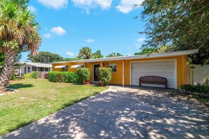 Interior - Beach & Resort Access - Pets, Games & Fire Pit (Cocoa Beach)