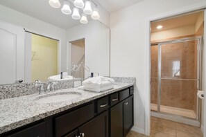 Interior - Golden Getaway - Luxe Resort, Games & Views (Davenport)