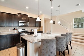 Interior - Golden Getaway - Luxe Resort, Games & Views (Davenport)