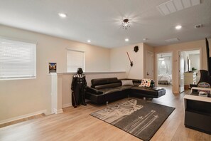 Interior - Golden Getaway - Luxe Resort, Games & Views (Davenport)