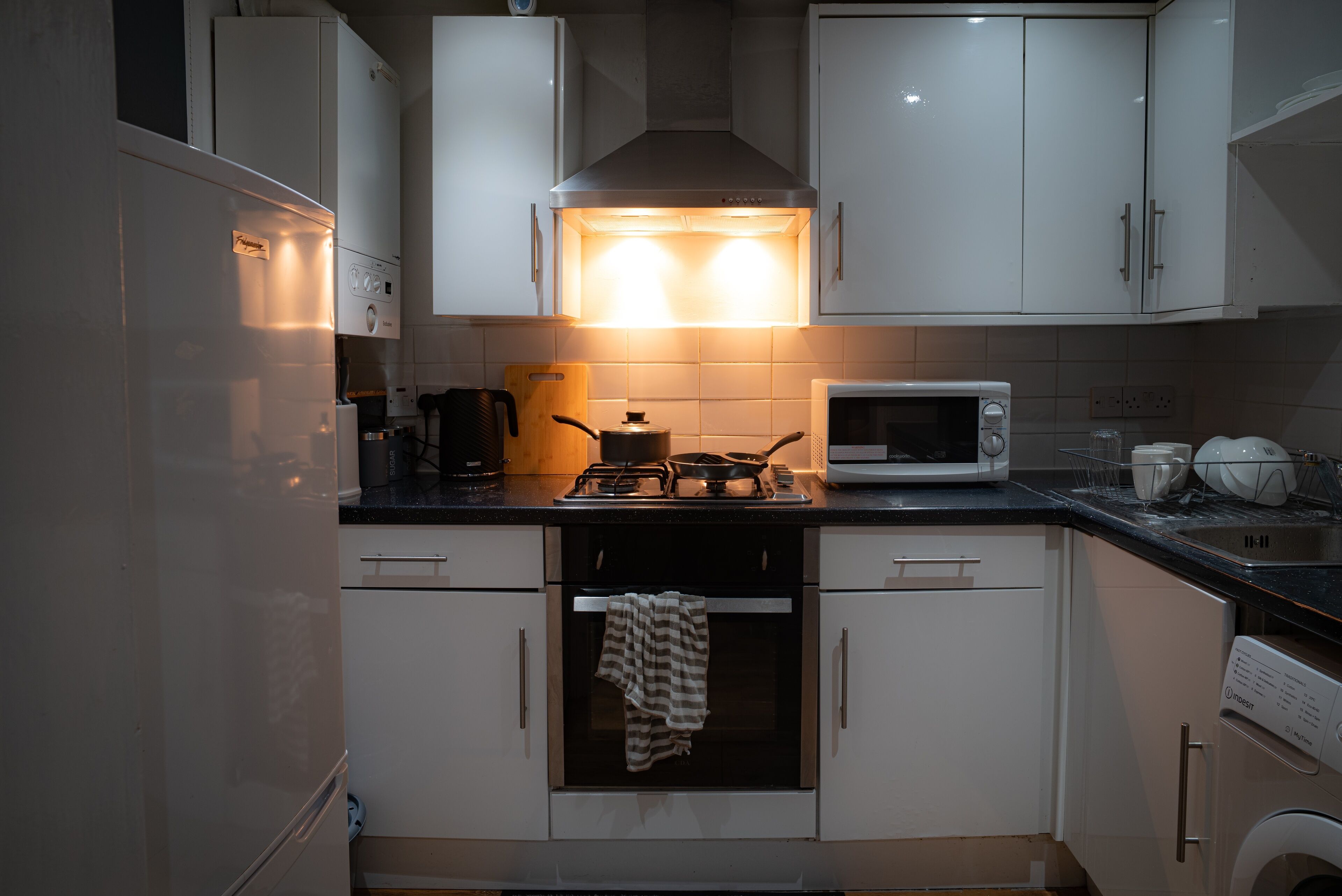 Kjøleskap, mikrobølgeovn, ovn og kokeplater