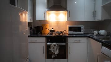 Kjøleskap, mikrobølgeovn, ovn og kokeplater