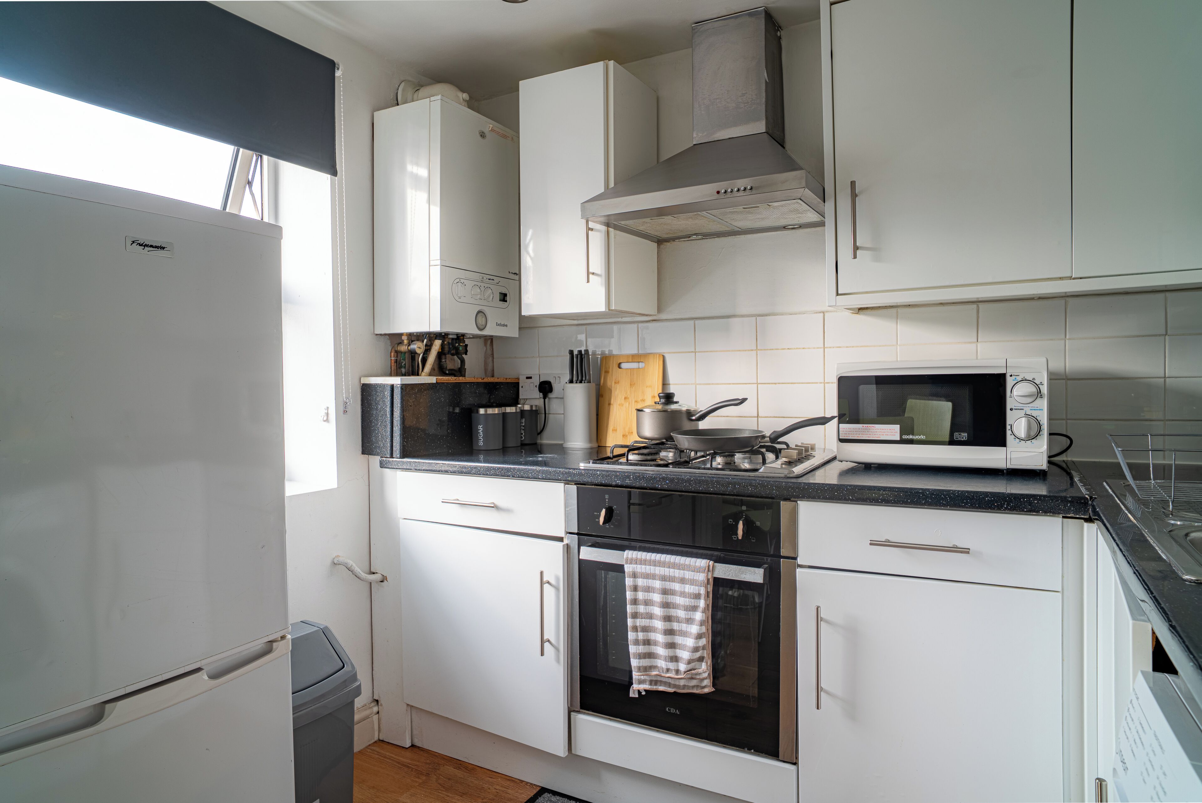 Réfrigérateur, micro-ondes, four, plaque de cuisson