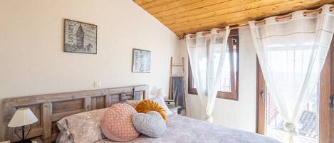 Tabla de planchar con plancha, wifi y ropa de cama