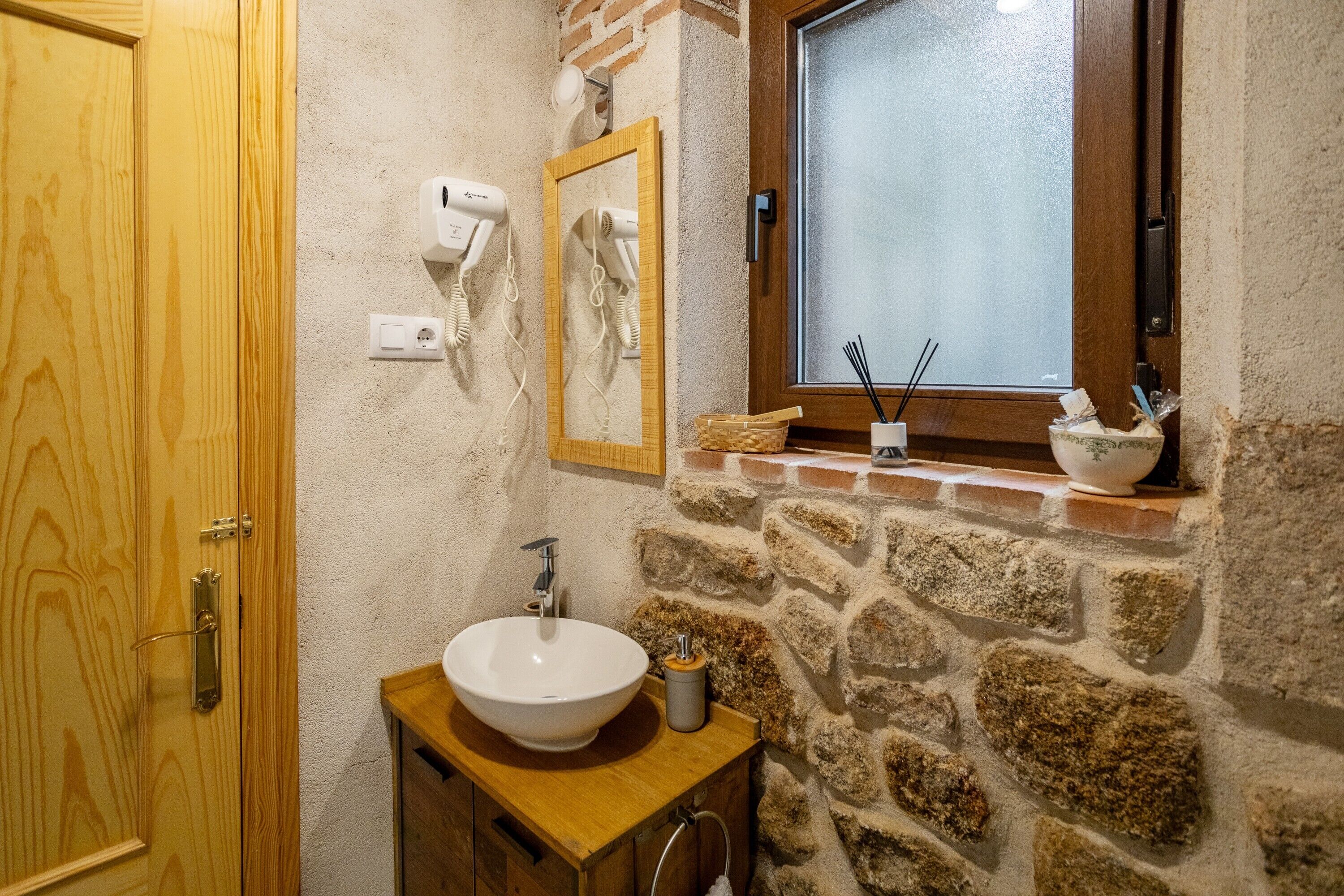 Een douche, een haardroger, handdoeken