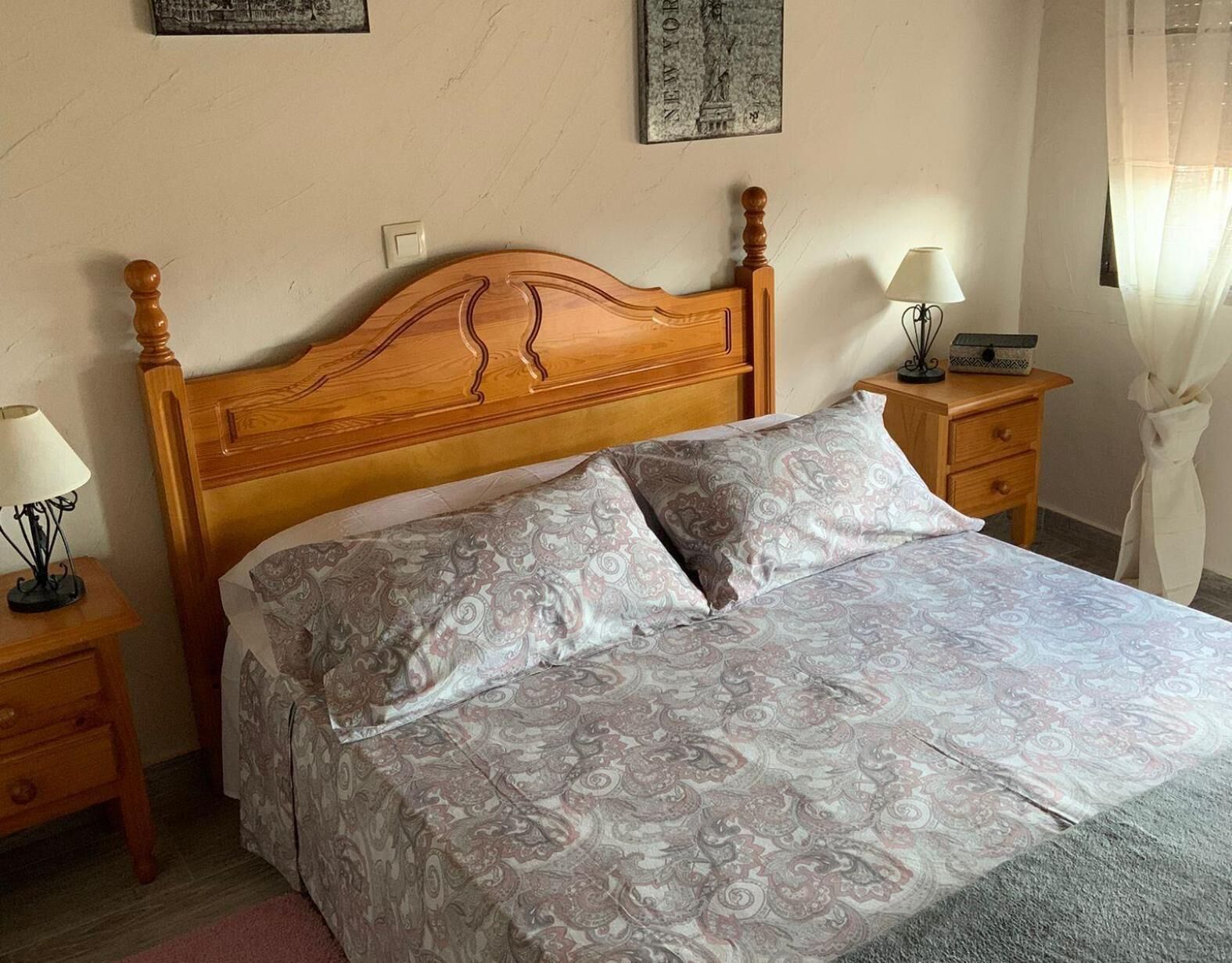 Tabla de planchar con plancha, wifi, ropa de cama