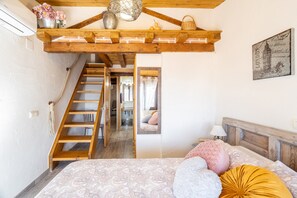 Tabla de planchar con plancha, wifi y ropa de cama 