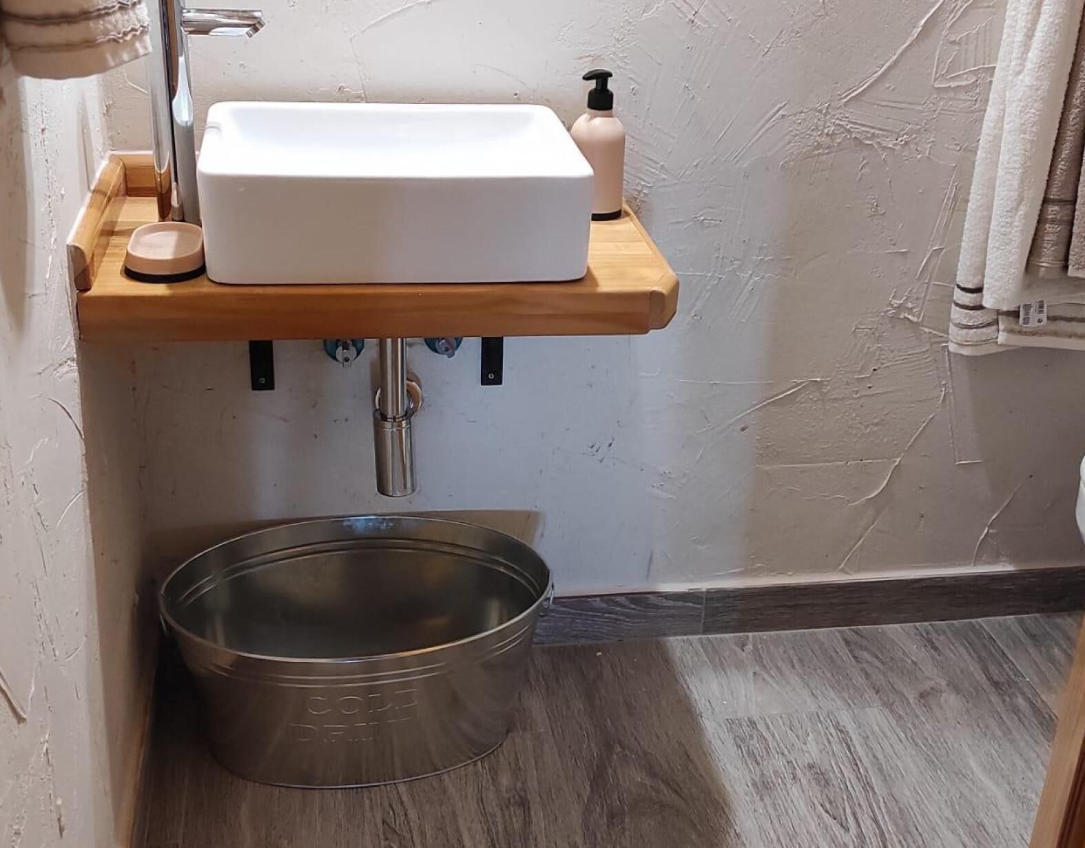 Douche, sèche-cheveux, serviettes fournies