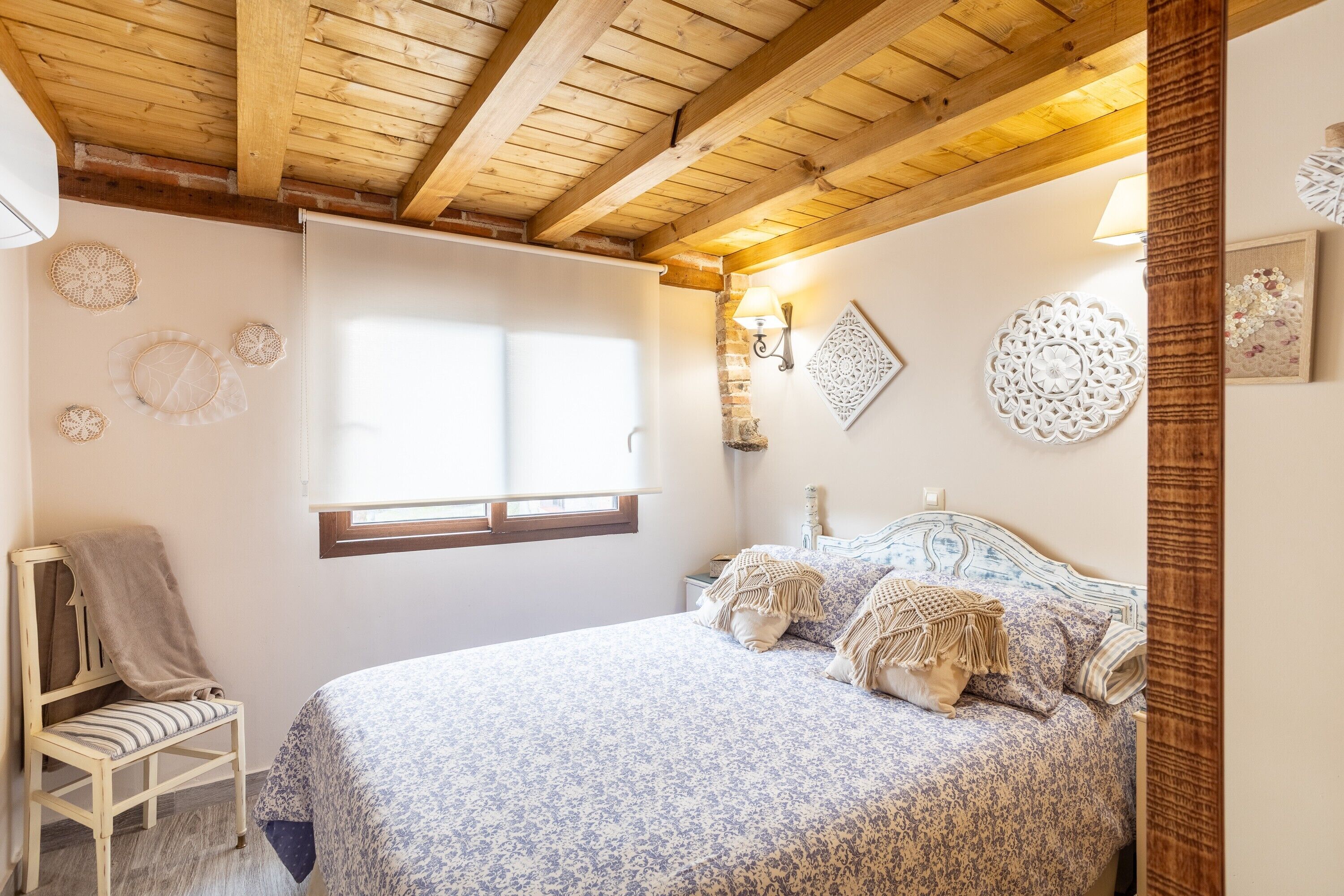 Een strijkplank/strijkijzer, wifi, beddengoed