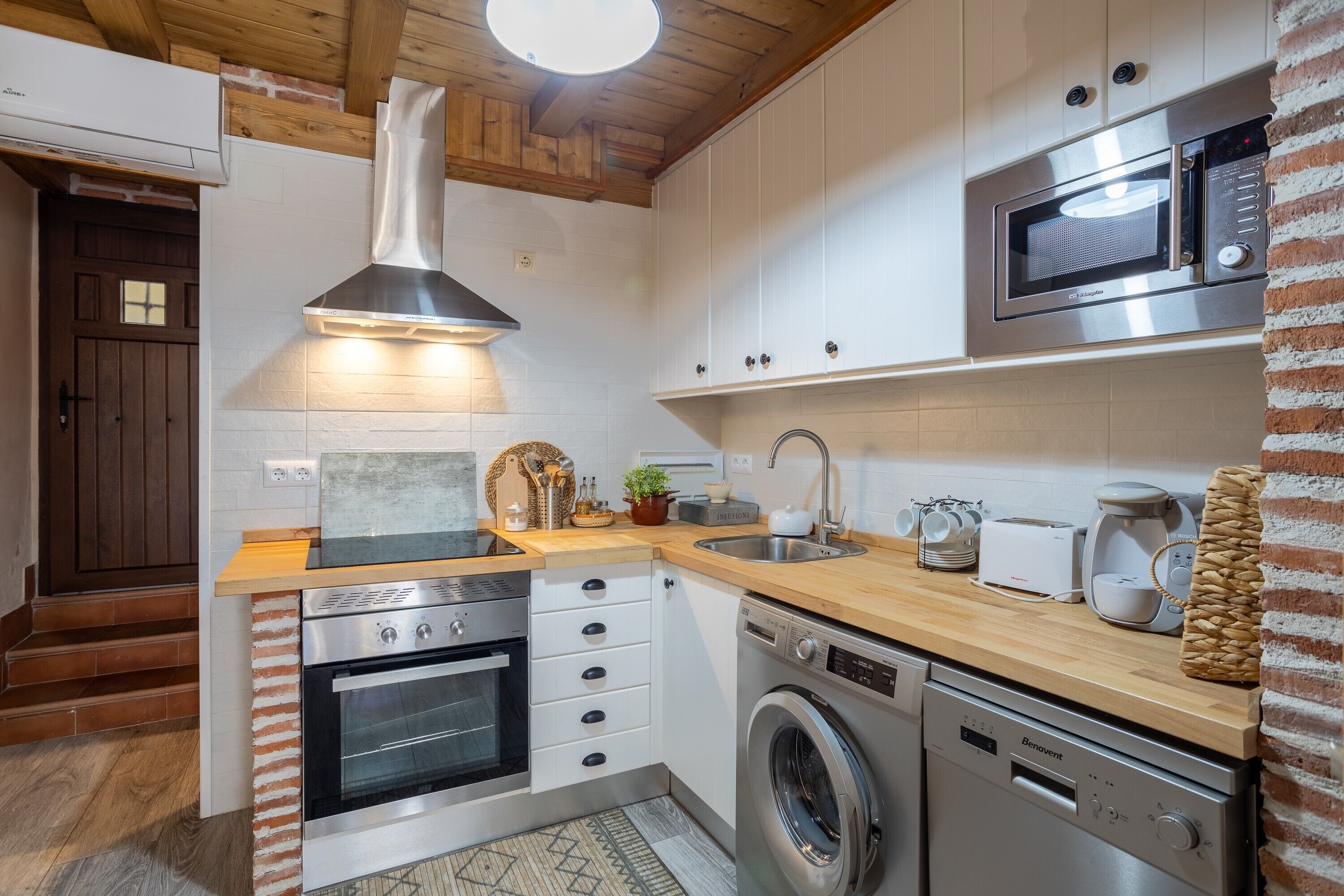 Geladeira, micro-ondas, fogão, cooktop