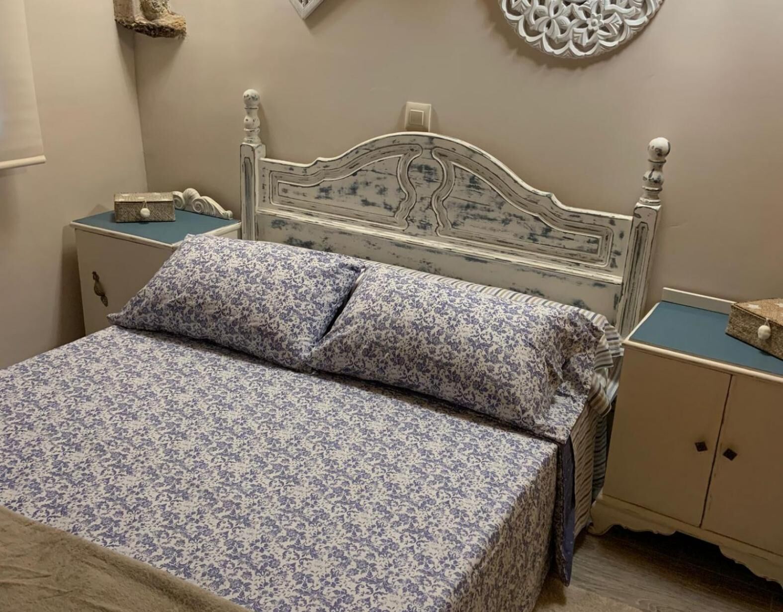 Tabla de planchar con plancha, wifi, ropa de cama