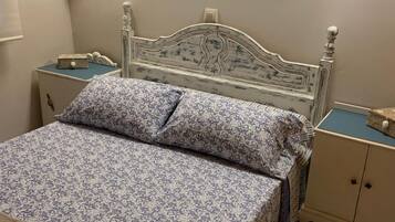 Tabla de planchar con plancha, wifi, ropa de cama