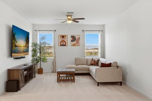 TV, offices - Bella Vida Poolside Family Escape (Kissimmee)