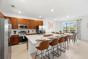 Fridge, microwave, oven, stovetop - Bella Vida Poolside Family Escape (Kissimmee)