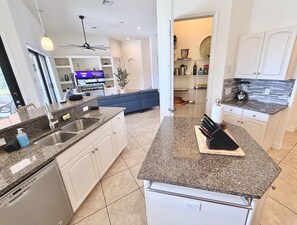 Fridge, microwave, oven, stovetop - TOP FLORIDA's Villa Mauritius (Cape Coral)