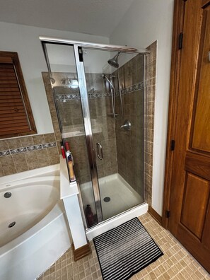 Dusche, Whirlpool, Haartrockner, Bidet