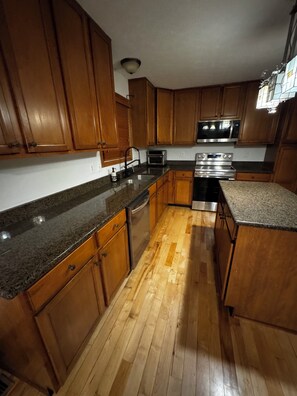 Private kitchen -  4-bedroom house in Dublin close to ,zoo shopping,restaurant,airport ,5 star (Dublin)