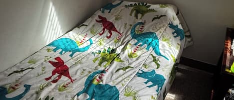 Tabla de planchar con plancha, wifi y ropa de cama