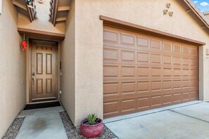Exterior detail - Mountain Views! Spacious 5BR Home w/ Park Access (Oro Valley)