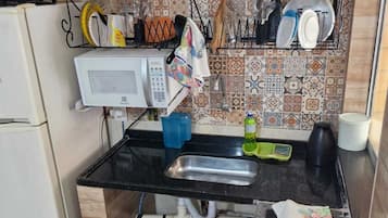 經濟公寓 | 私人廚房 | 電冰箱、爐台、鍋具/餐盤/廚房用品