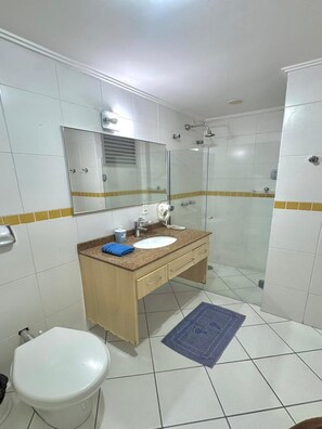 Apartment | Bathroom - Apartamento 201 Saint Sebastian Flat (Jaraguá do Sul)
