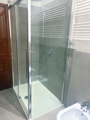 Doccia, asciugacapelli, bidet, asciugamani