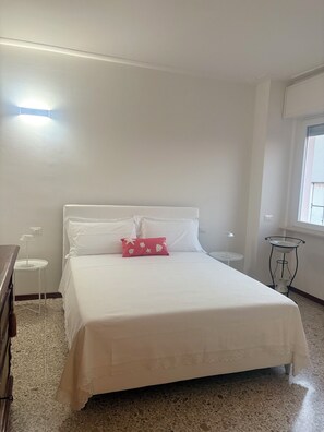 1 bedroom, WiFi, bed sheets - Ideal location between the sea and the heart of the city. (Fano)