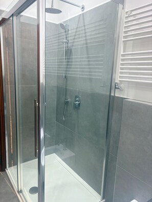Shower, hair dryer, bidet, towels - Ideal location between the sea and the heart of the city. (Fano)