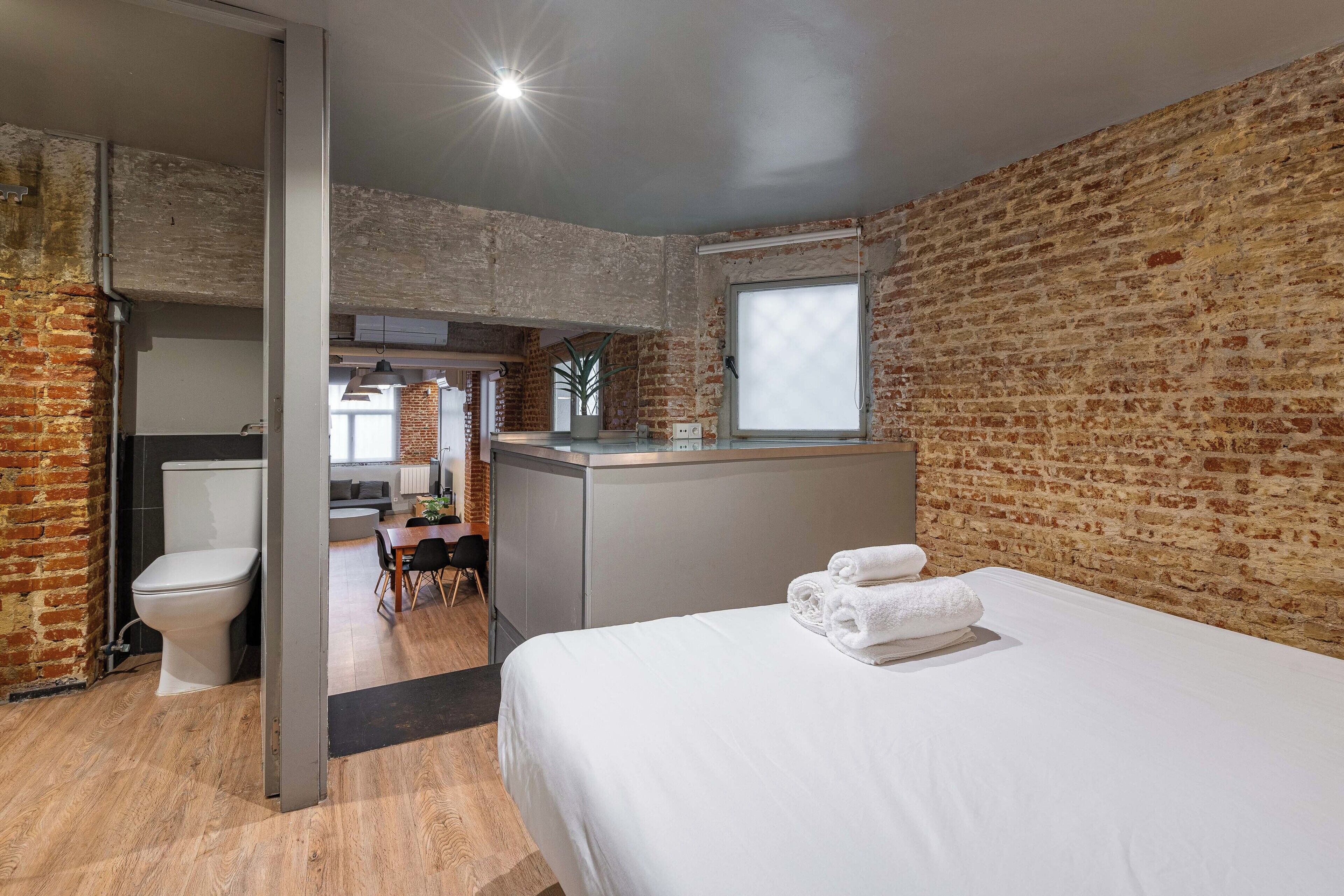 3 habitaciones, escritorio, tabla de planchar con plancha y wifi gratis 