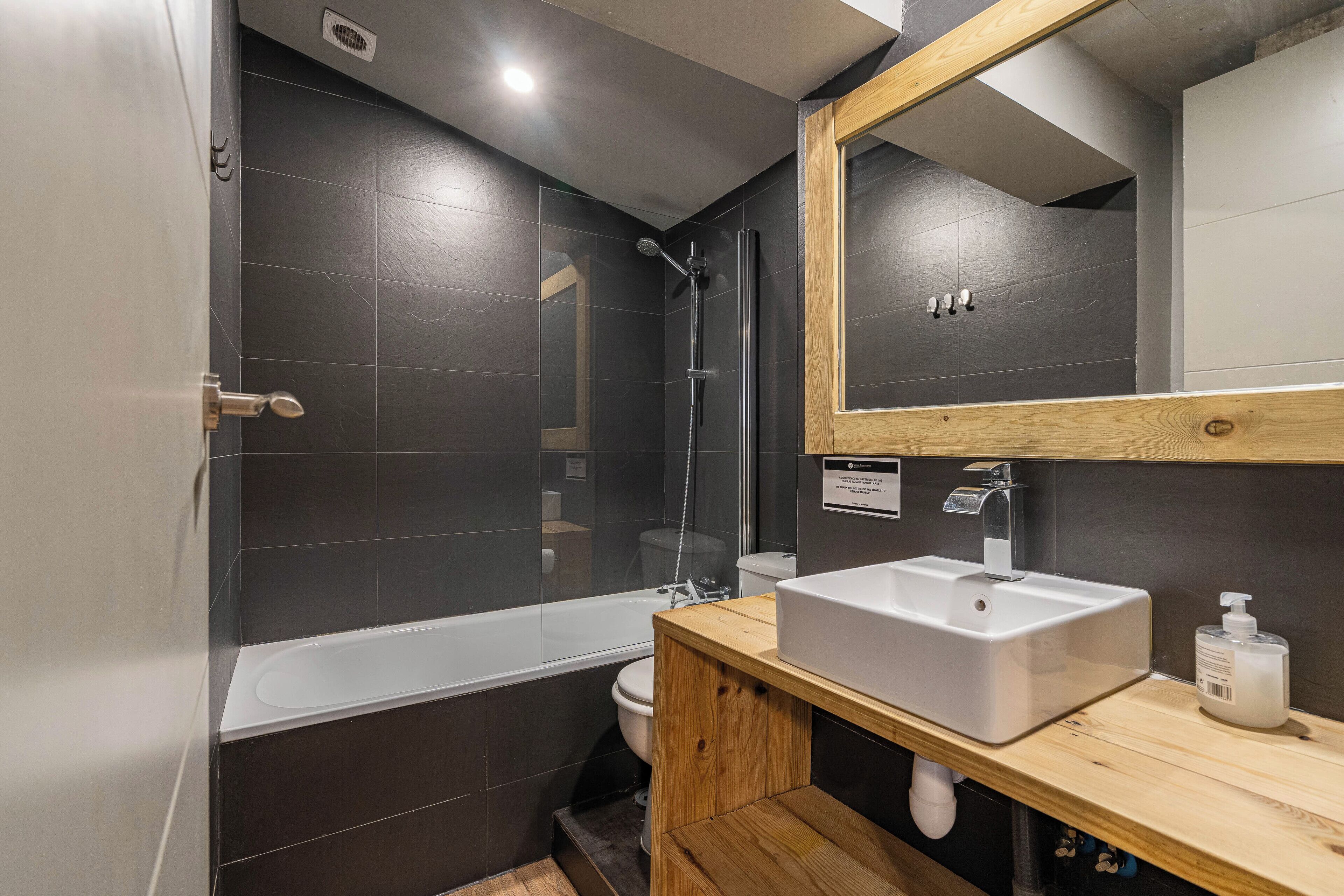 Douche, séchoir à cheveux, serviettes fournies, papier de toilette