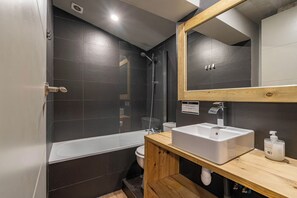 Shower, hair dryer, towels, toilet paper - Superior Apartment Prosperidad (Madrid)