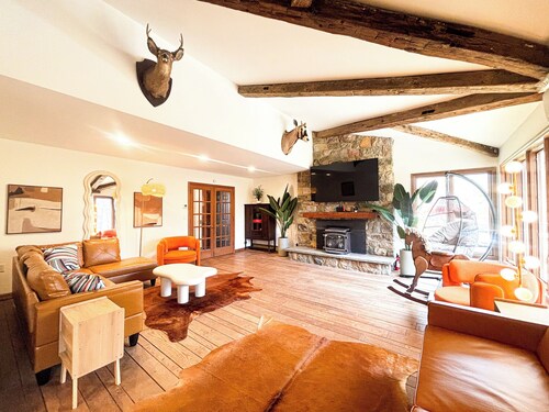 3 Acre 5000sf 7br Luxury Pool Villa with Hot-Tub Sauna Gameroom Theatre retreat