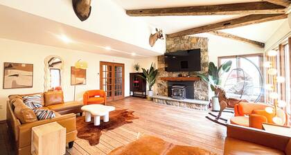 3 Acre 5000sf 7br Luxury Pool Villa with Hot-Tub Sauna Gameroom Theatre retreat