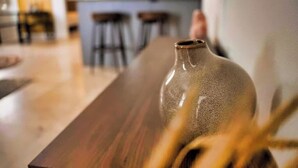 Een moderne keuken met een houten aanrecht en een keramieken vaas.