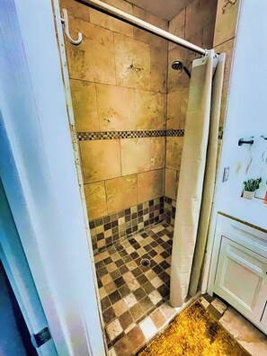 Hair dryer, towels, toilet paper - Pet Friendly! Private retreat in Nob Hill (Albuquerque)