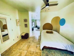 Een strijkplank/strijkijzer, wifi, beddengoed