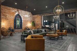 Living area - ★ Indoor Heated Pool ★ Pickleball Court ★ Mini Golf ★ Family Fun & Adventure (Eudora)