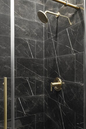 Een douche, een bubbelbad, een haardroger, handdoeken