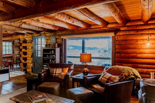 Hydeaway Cabin - Cozy & Rustic Log Cabin w/ Modern Updates - Close to Stowe!