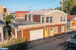 Exterior - Heart of Downtown 2-bedroom apartment in charming Ely (Ely)