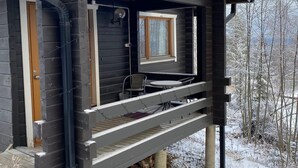 A cabin with a balcony, a window, and a door. - Lomariihi 4 (Muurame)
