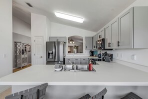 Microwave, oven, stovetop, dishwasher - Golf Course Retreat in NSB (New Smyrna Beach)