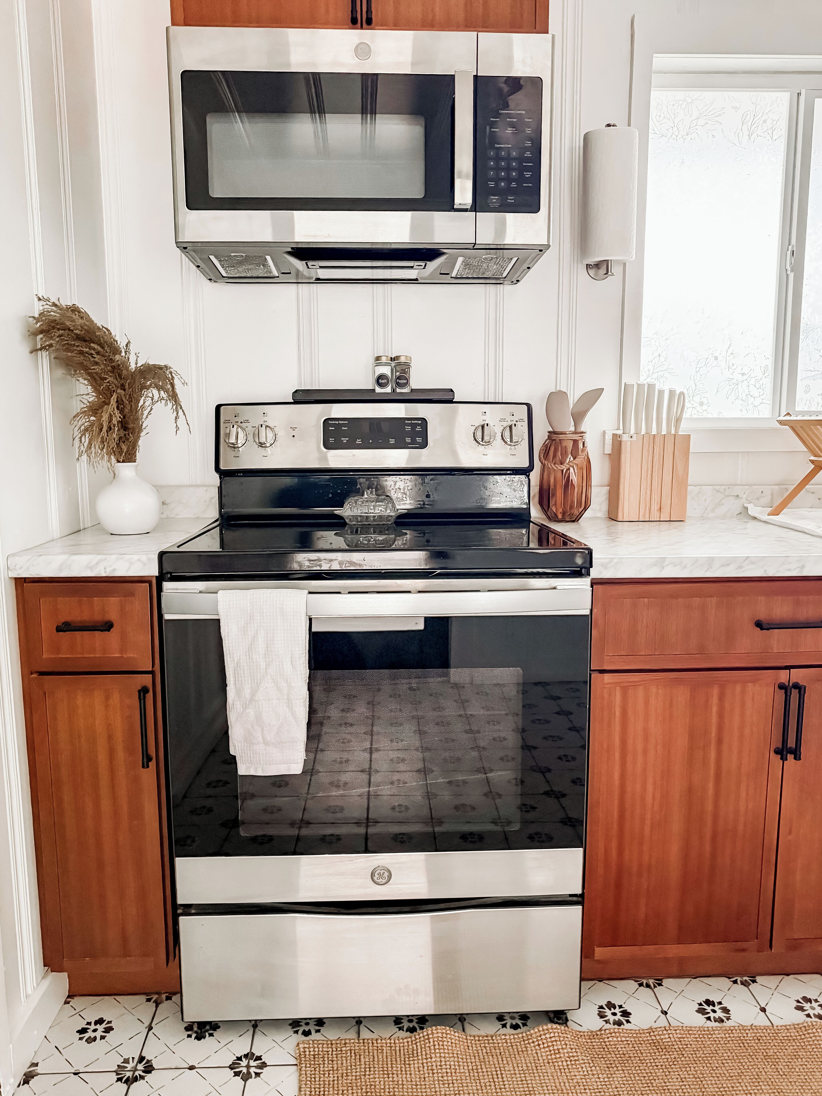 Kylskåp, mikrovågsugn, ugn och spishäll