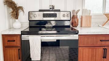 Kylskåp, mikrovågsugn, ugn och spishäll