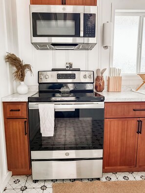 Kylskåp, mikrovågsugn, ugn och spishäll