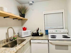 Fridge, microwave, oven, stovetop - Lovely studio with AC in vibrant Houston neighborhood (Houston)