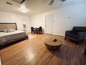 Iron/ironing board, free WiFi, bed sheets - Lovely studio with AC in vibrant Houston neighborhood (Houston)