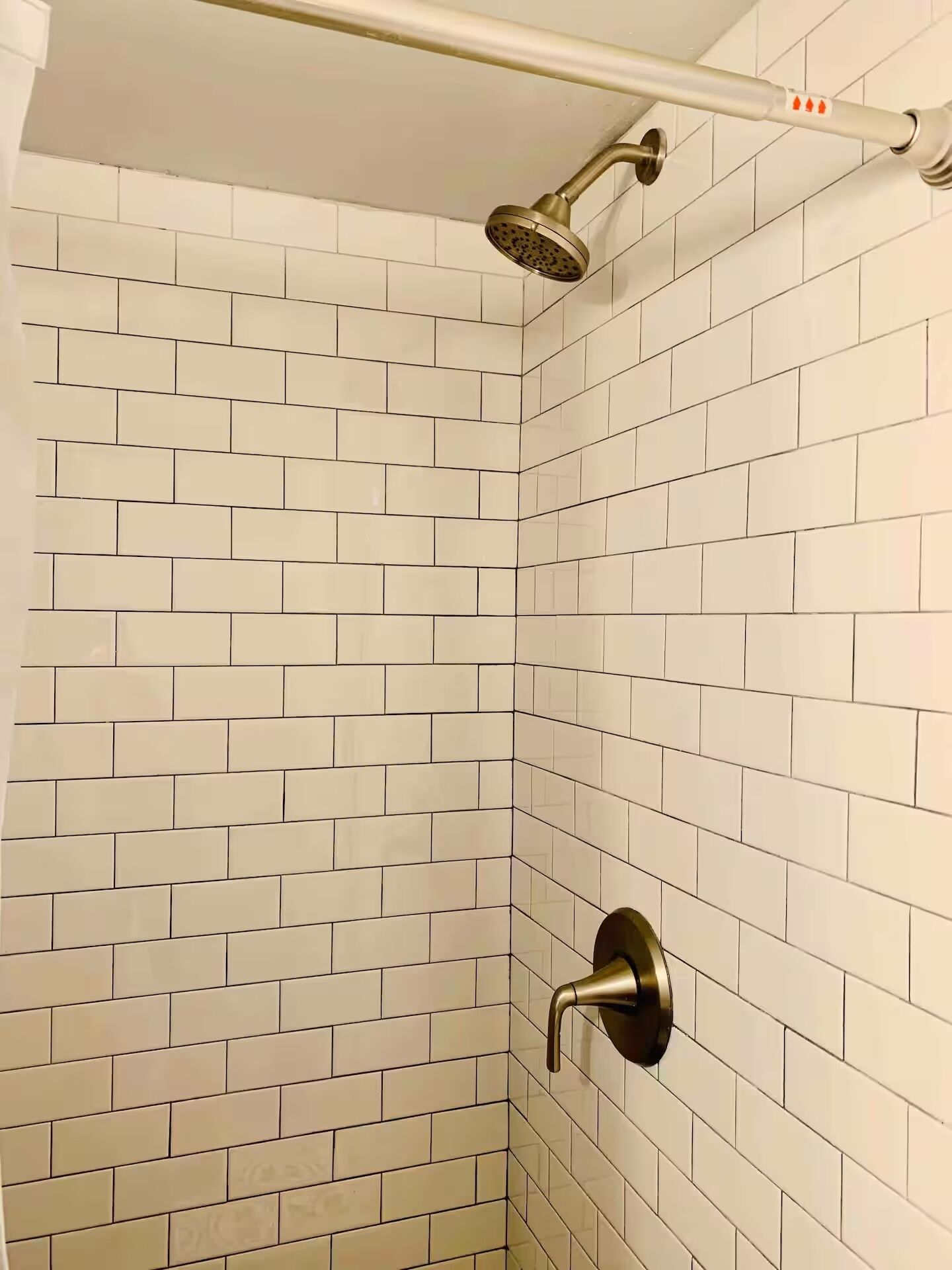 Ducha, secador de pelo, toallas y jabón