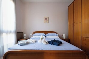 Tabla de planchar con plancha, wifi, ropa de cama
